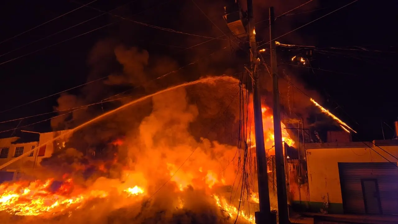 controlaron-incendio-en-bodega-de-plasticos-en-toluca | México Ahora Controlaron incendio en bodega de plásticos en Toluca Primero