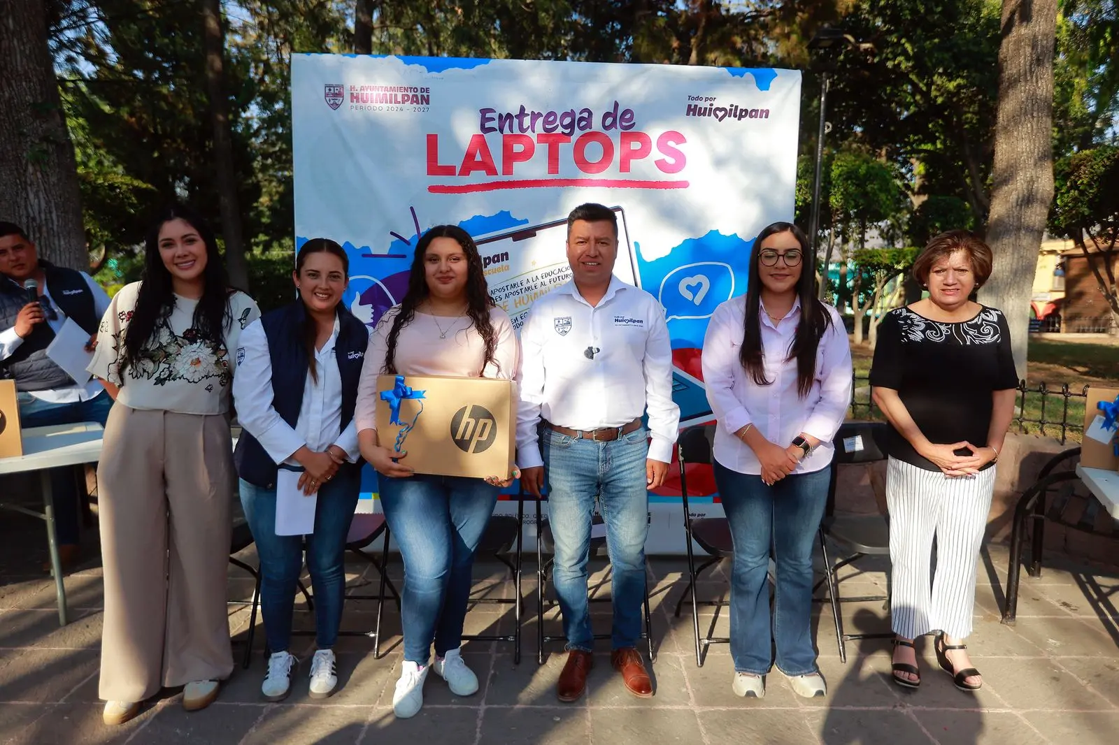entrega-jairo-morales-laptops-a-estudiantes-huimilpenses | México Ahora Entrega Jairo Morales laptops a estudiantes huimilpenses