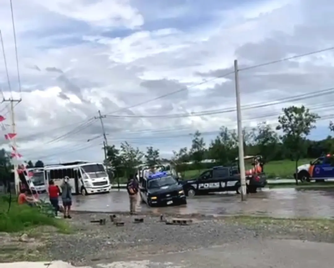 anegamiento-de-agua-paralizo-la-carretera-estatal-200-desde-saldarriaga-a-los-heroes-en-el-marques | México Ahora Anegamiento de agua paralizó la carretera estatal 200 desde