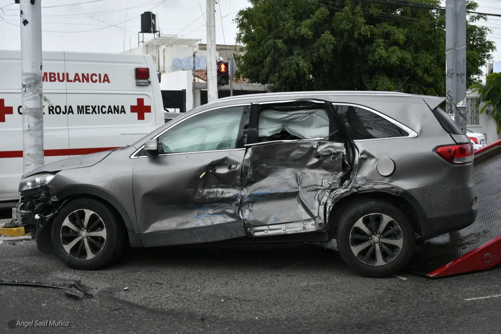automovilista-quiso-ganarle-el-paso-a-transporte-publico-en-una-maniobra-prohibida-y-ocasiono-aparatosa-colision | México Ahora Automovilista quiso ganarle el paso a transporte público en una