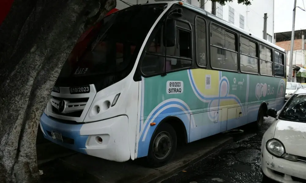 ruta-de-transporte-publico-avento-a-un-peaton-en-corregidora-norte | México Ahora Ruta de transporte público aventó a un peatón en Corregidora norte