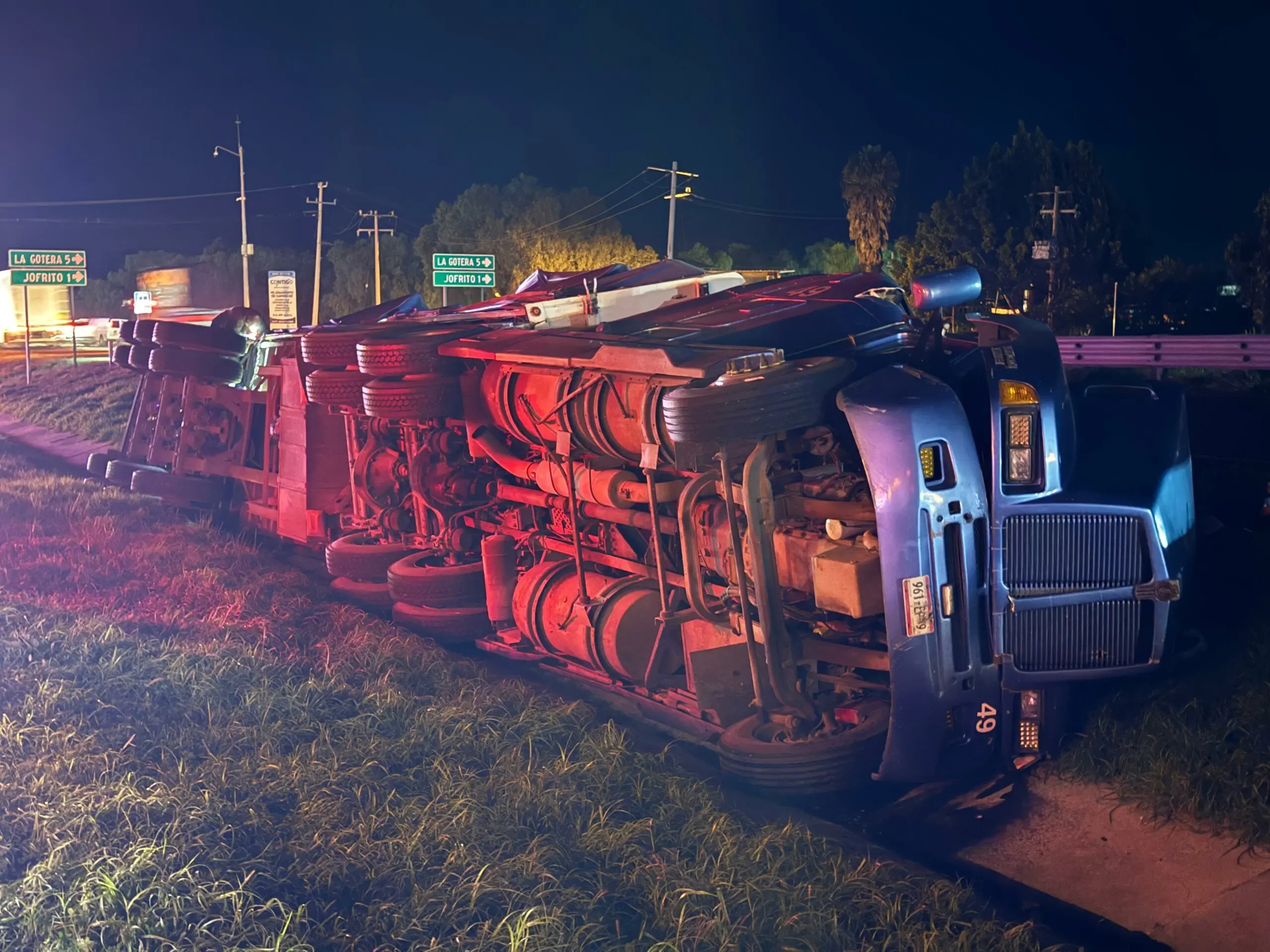 trailer-cargado-con-rollos-de-acero-cae-en-la-cuneta-divisoria-de-la-carretera-slp-qro | México Ahora Tráiler cargado con rollos de acero cae en la cuneta divisoria de