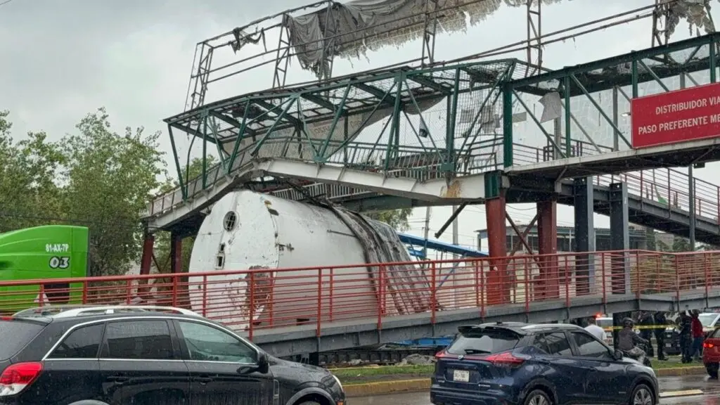 trailer-provoco-colapso-de-puente-peatonal-en-tultitlan | México Ahora Imágenes Tráiler impacta puente peatonal en Tultitlán y detiene