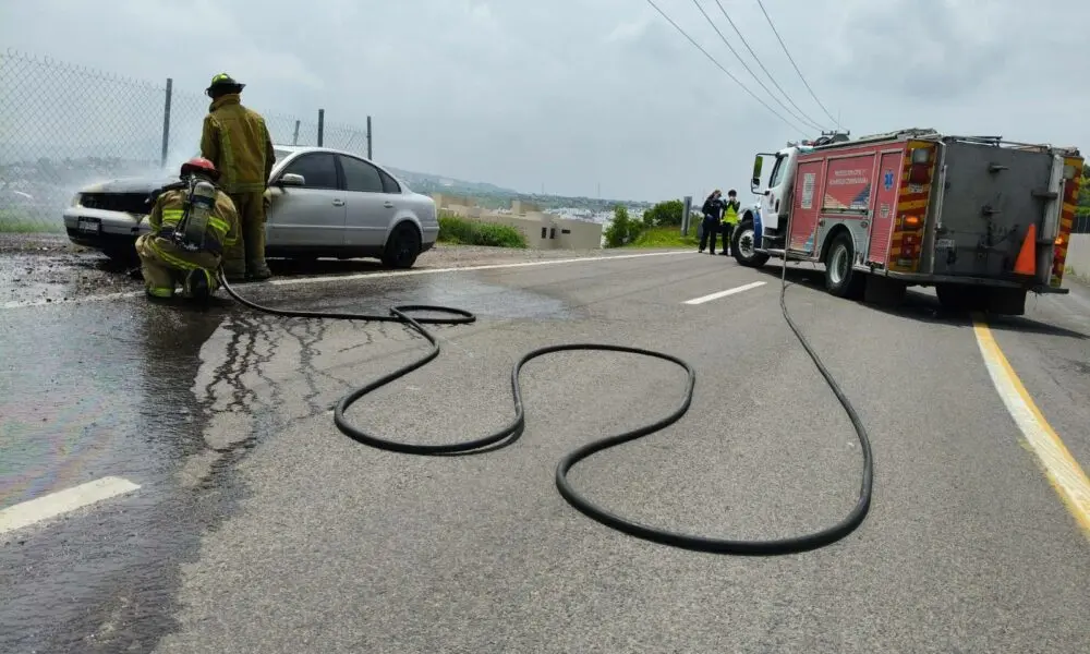 auto-se-incendio-en-el-libramiento-surponiente | México Ahora Auto se incendió en el libramiento Surponiente Noticias de Querétaro
