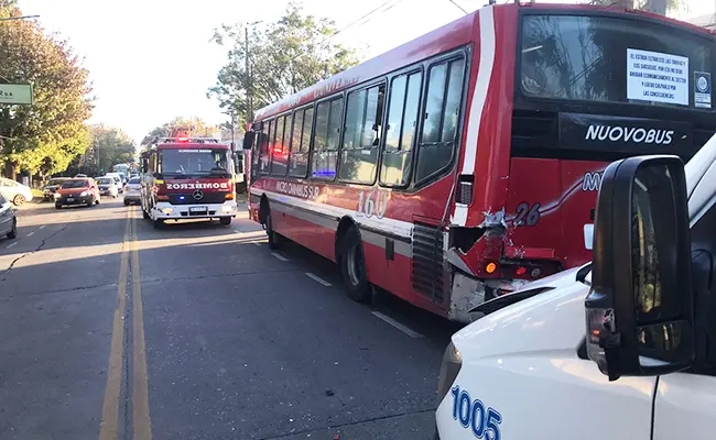 cinco-lesionados-en-fuerte-choque-sobre-el-fjs | México Ahora Cinco heridos al chocar un colectivo y una combi en Burzaco