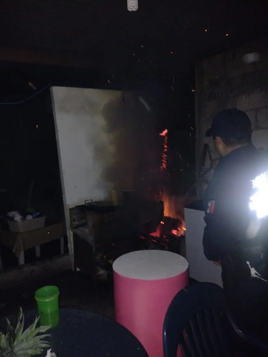 cuerpos-de-emergencia-de-jalpan-evitaron-incendio-en-humilde-vivienda | México Ahora Cuerpos de emergencia de Jalpan evitaron incendio en humilde