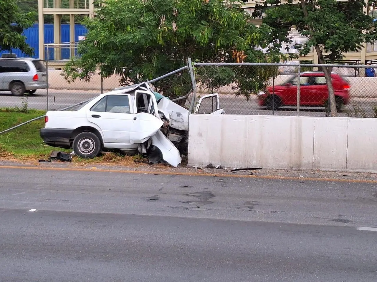 destroza-su-auto-al-chocar-contra-muro-de-contencion | México Ahora Destroza su auto al chocar contra muro en el periférico de Mérida