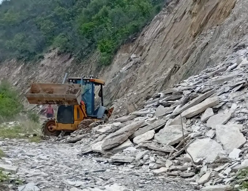 restablecen-acceso-a-la-comunidad-de-el-mezquite-pinal-de-amoles-tras-retiro-de-rocas-en-camino-principal | México Ahora Restablecen acceso a la comunidad de El Mezquite Pinal de Amoles