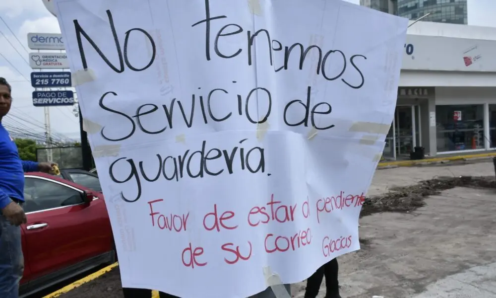 se-desploman-bardas-de-guarderia-y-agencia-de-autos-en-la-san-pablo | México Ahora Se desploman bardas de guardería y agencia de autos en la San