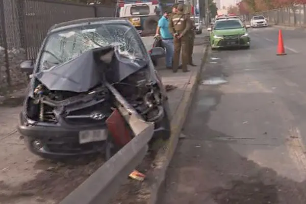 auto-es-atravesado-por-barra-de-contencion | México Ahora Violento choque en Independencia Auto quedó atravesado por