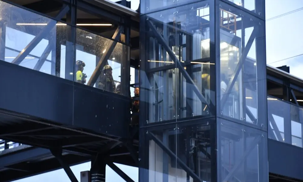 bomberos-rescatan-a-tres-universitarios-tras-quedar-atrapados-en-elevador-de-paseo-5-de-febrero | México Ahora Bomberos rescatan a tres universitarios tras quedar atrapados en