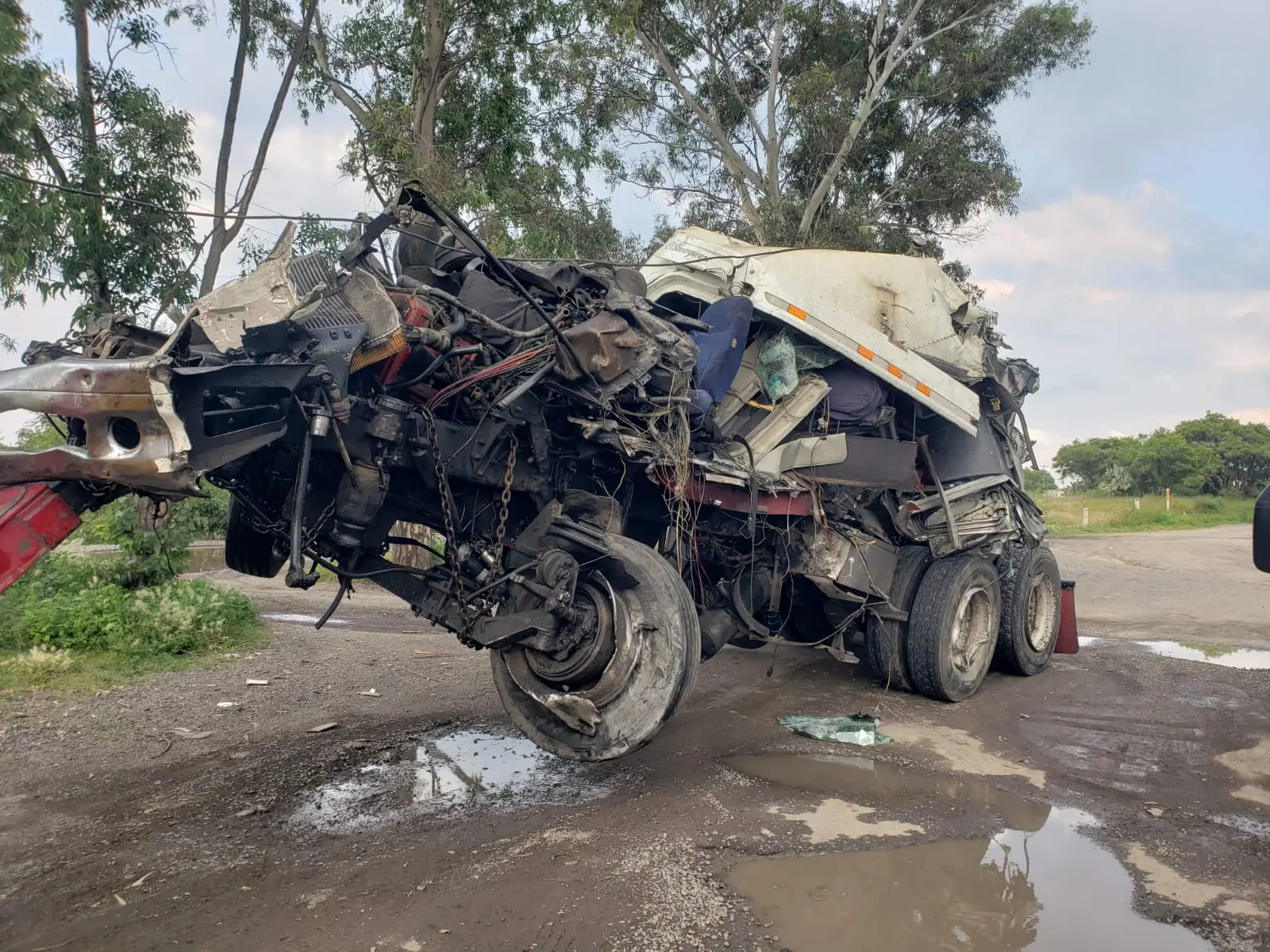 camioneta sale del camino y choca contra muro divisor de la carretera 55 Camioneta sale del camino y choca contra muro divisor de la carretera 55 | Camión torton se estrella contra muro divisor de la carretera 55