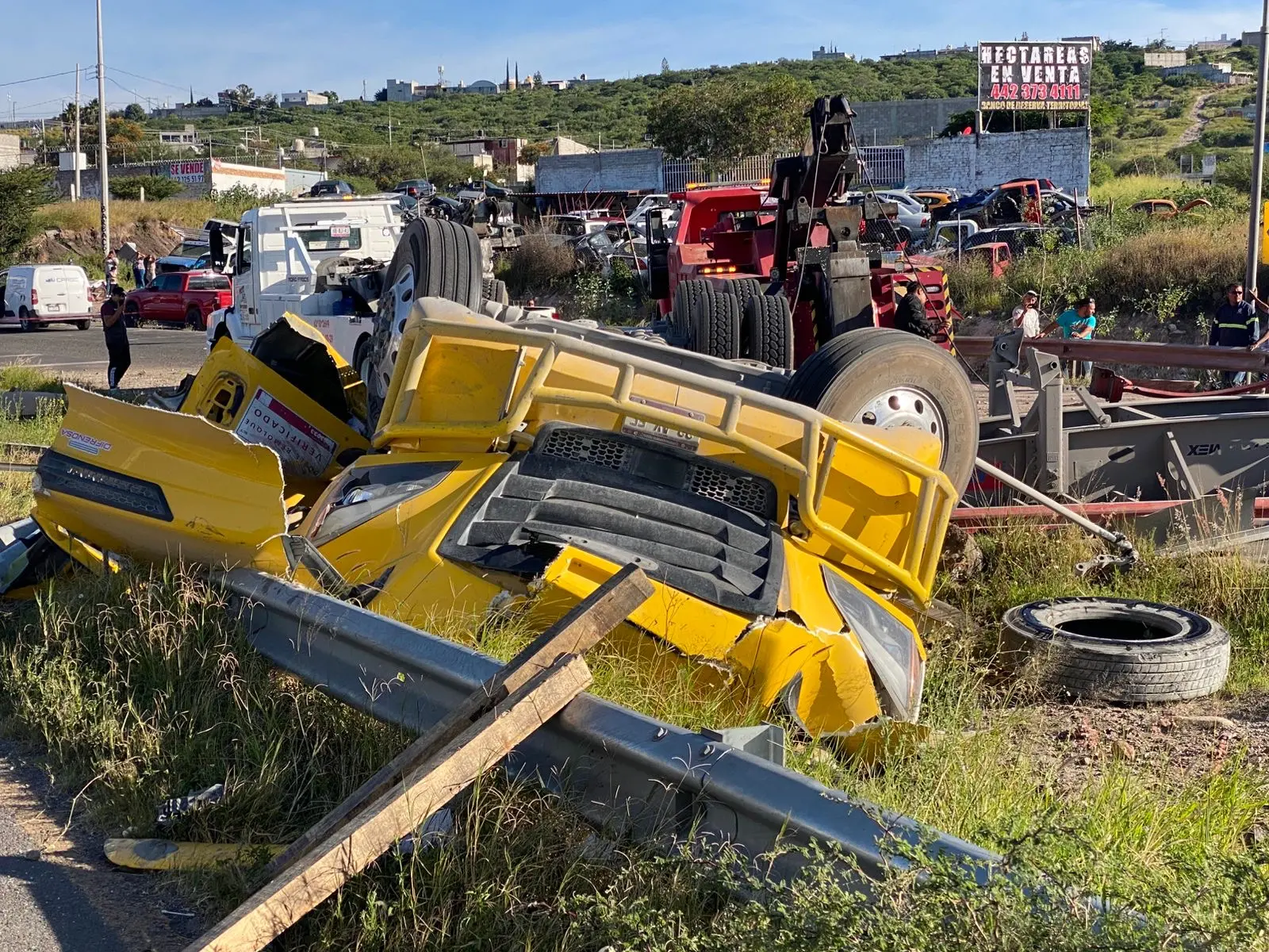 trailer-vuelca-y-embiste-a-tres-vehiculos-en-el-fjs | México Ahora Tráiler vuelca y embiste a tres vehículos en el FJS Noticias de