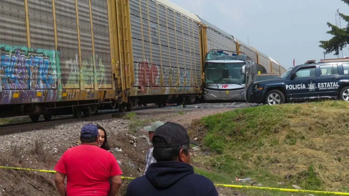 choque de tren y autobus en atlacomulco dejo 10 fallecidos y 55 lesionados Choque de tren y autobús en Atlacomulco dejó 10 fallecidos y 55 lesionados | Choque de tren y autobús en Atlacomulco deja 10 muertos y 55