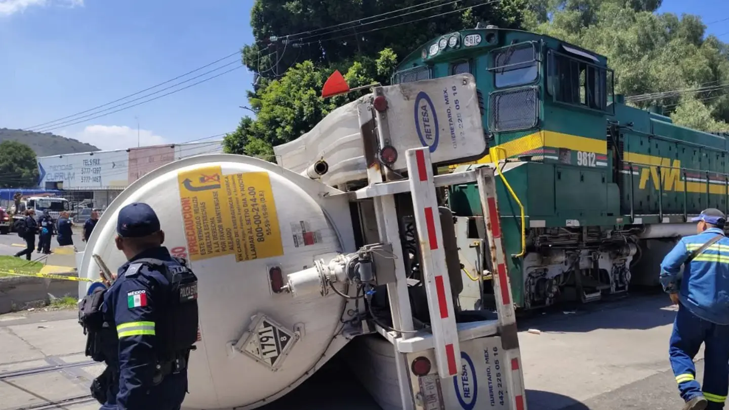 choque-entre-tren-y-pipa-en-ecatepec | México Ahora Tren choca contra pipa que intentó ganarle el paso en Edomex