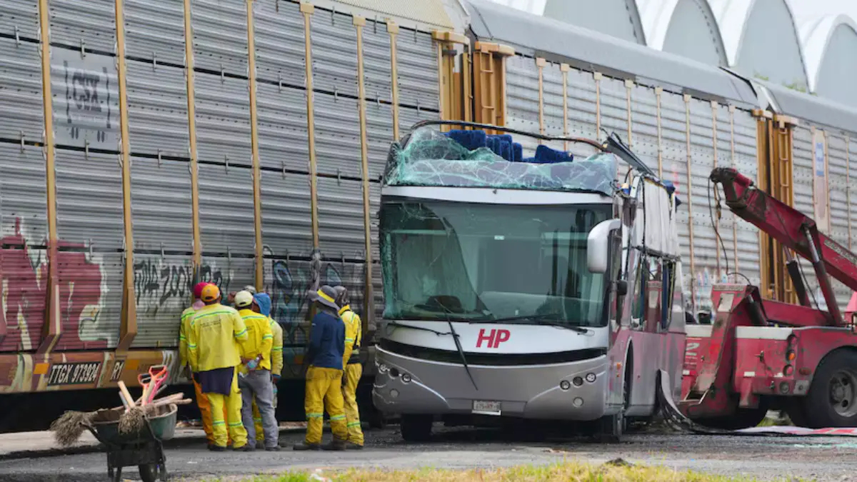 dan de alta a 44 lesionados por choque de tren y autobus en atlacomulco Dan de alta a 44 lesionados por choque de tren y autobús en Atlacomulco | Dan de alta a 44 tras accidente entre tren y autobús en Atlacomulco