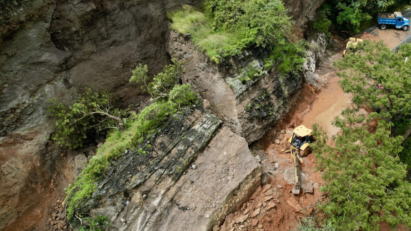 continuaron-trabajos-en-derrumbe-sobre-carretera-ixtapan-coatepec | México Ahora Continuaron trabajos en derrumbe sobre carretera Ixtapan Coatepec