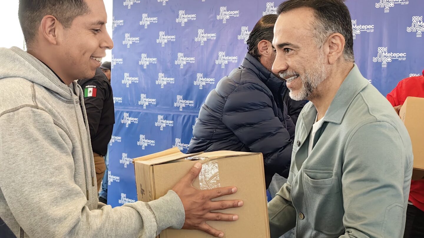 entrego-fernando-flores-canastas-alimentarias-a-policias-de-metepec | México Ahora Entregó Fernando Flores canastas alimentarias a policías de
