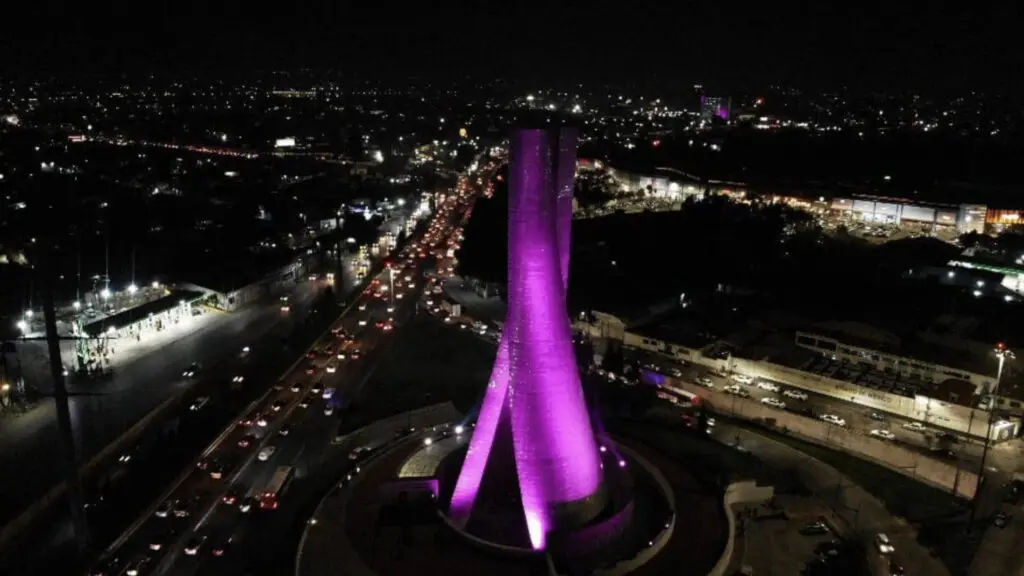 iluminan-torres-bicentenario-por-lucha-contra-el-cancer-de-mama-en-edomex | México Ahora Edomex ilumina de rosa Torres Bicentenario en lucha contra cáncer