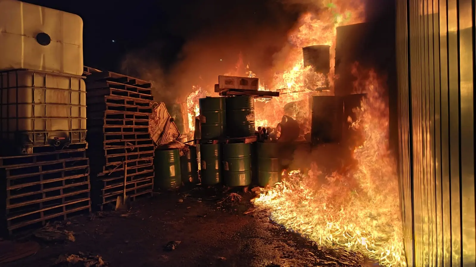 WhatsApp Image 2026 01 24 at 000032 1 Atienden incendio en bodega de pinturas y solventes en Ecatepec |
