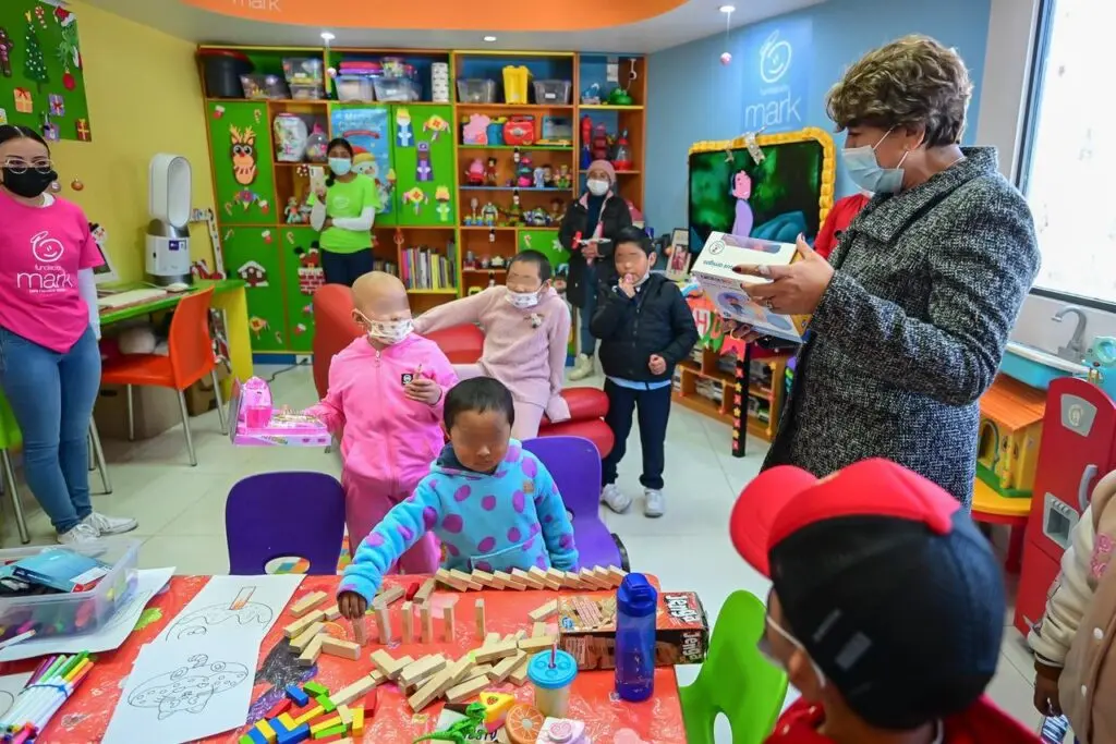 acompano-delfina-gomez-a-pacientes-del-hospital-para-el-nino-en-dia-de-reyes | México Ahora Gobernadora Delfina Gómez acompaña a niñas y niños pacientes del