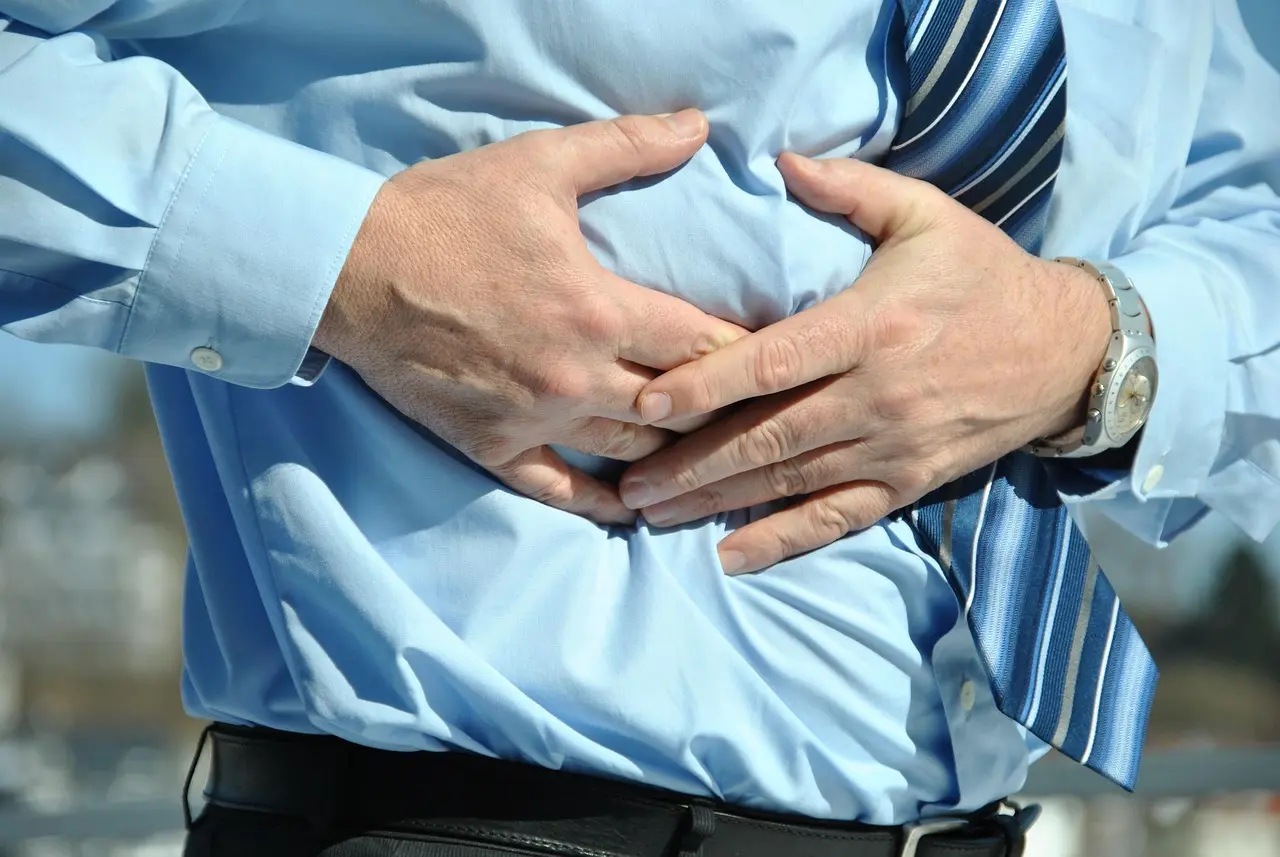 Estrés y problemas estomacales la conexión que debes conocer | México Ahora Cuando el cuerpo enfrenta estrés prolongado libera hormonas como el cortisol que pueden aumentar la producción de ácido gástrico Esto favorece síntomas como acidez gastritis e inflamación abdominal