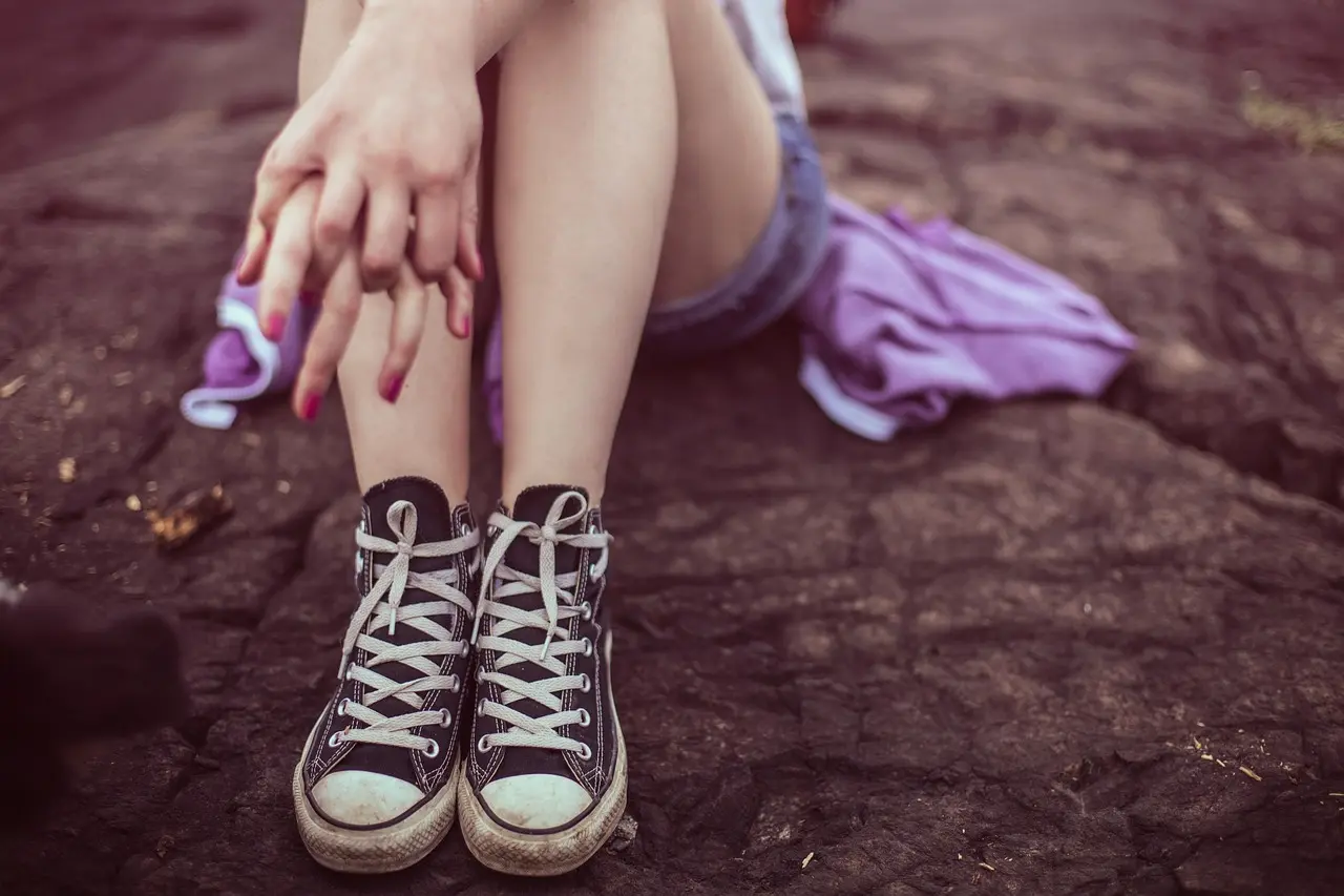 Por qué huelen mal los pies y cómo evitarlo | México Ahora Los pies contienen una gran cantidad de glándulas sudoríparas lo que favorece un ambiente húmedo dentro del calzado Cuando el sudor no se evapora adecuadamente las bacterias proliferan y generan compuestos responsables del mal olor