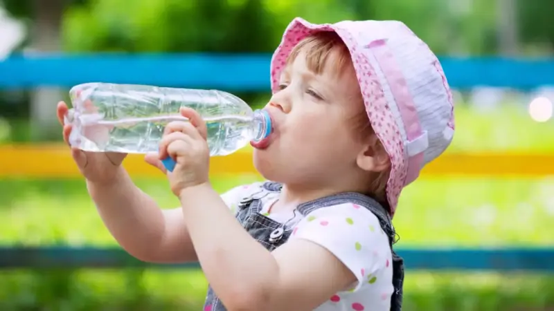 Cómo evitar la deshidratación en niños durante el calor_ | México Ahora Cómo evitar la deshidratación en niños durante el calor