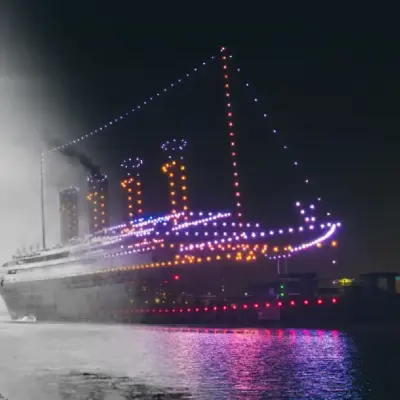 Mil drones resucitan al Titanic en espectacular show | México Ahora Sin previo aviso masivo los drones comenzaron a elevarse de forma sincronizada hasta formar la silueta completa del Titanic