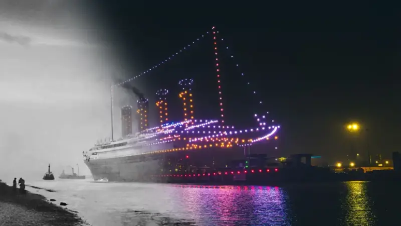 Mil drones resucitan al Titanic en espectacular show | México Ahora Sin previo aviso masivo los drones comenzaron a elevarse de forma sincronizada hasta formar la silueta completa del Titanic