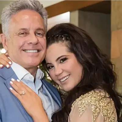 Proyecto nuevo 3 | México Ahora Smiling couple posing closely at a formal event woman rests her hand with a ring on the mans chest