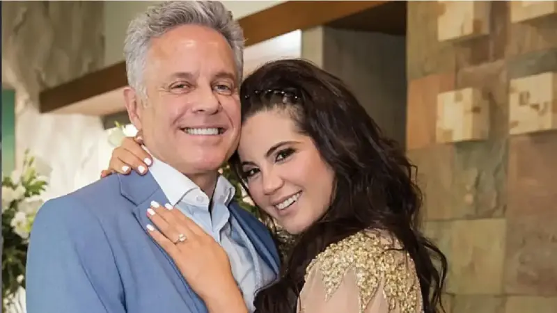 Proyecto nuevo 3 | México Ahora Smiling couple posing closely at a formal event woman rests her hand with a ring on the mans chest