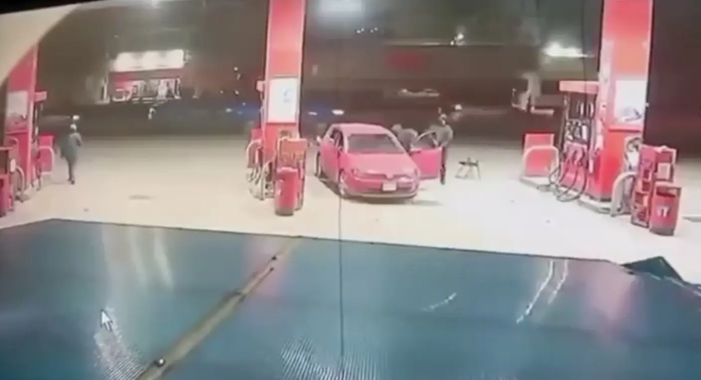 Violento asalto en Cuautitlán Izcalli | México Ahora Asalto en Cuautitlán Izcalli familia despojada de su auto en gasolinera
