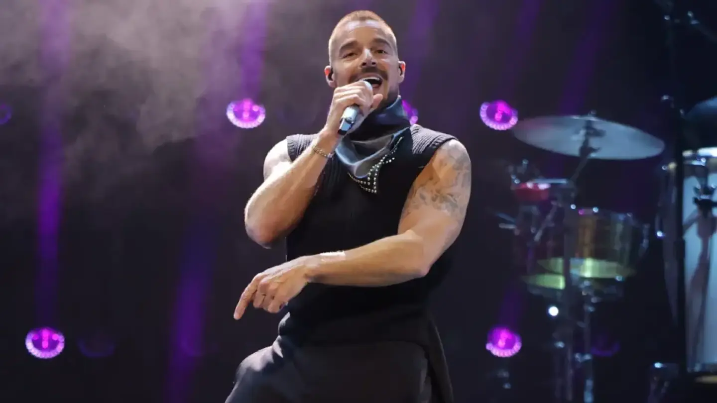 Lanzan gas lacrimógeno a Ricky Martin | México Ahora Lanzan gas lacrimógeno a Ricky Martin en pleno concierto así se encuentra