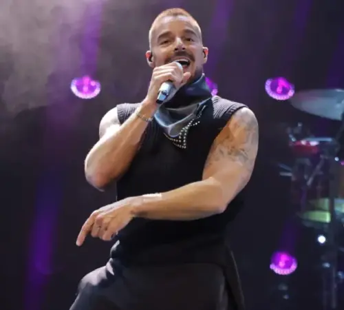 Lanzan gas lacrimógeno a Ricky Martin | México Ahora Lanzan gas lacrimógeno a Ricky Martin en pleno concierto así se encuentra