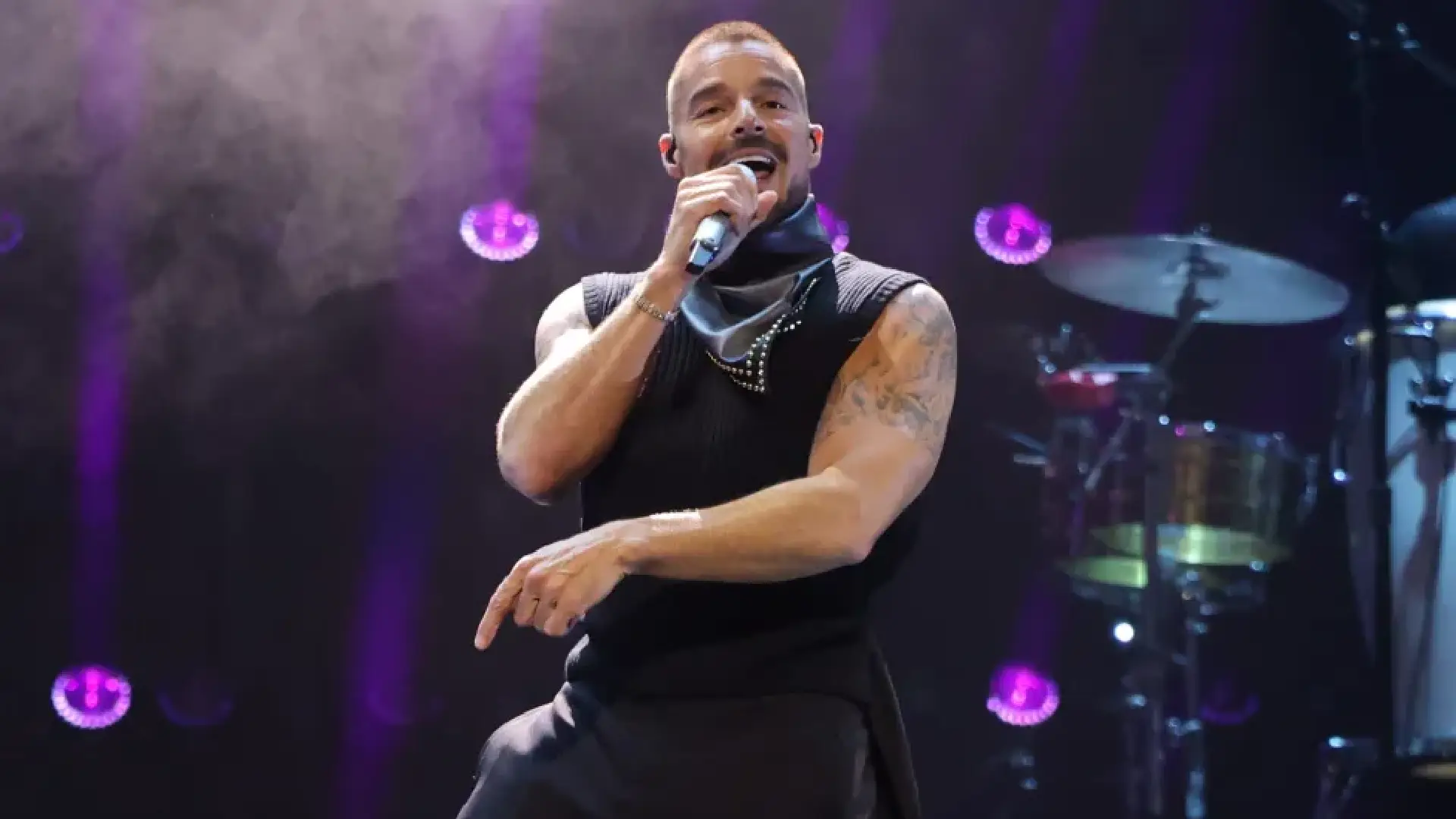 Lanzan gas lacrimógeno a Ricky Martin | México Ahora Lanzan gas lacrimógeno a Ricky Martin en pleno concierto así se encuentra