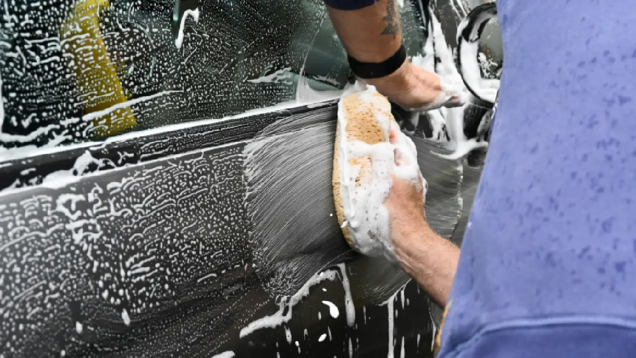 Lavar tu coche con manguera podría salir muy caro en la CDMX | México Ahora Lavar tu coche con manguera podría salir muy caro en la CDMX
