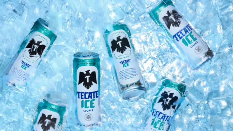 Tecate ICE Light innovación en frescura para cerveza light | México Ahora Several Tecate Ice cans chilling on a bed of crushed blue ice