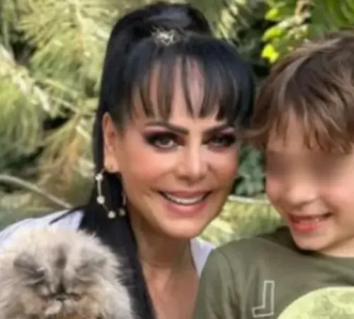 Maribel Guardia pierde tutela de su nieto José Julián | México Ahora Maribel Guardia sonriendo junto a su nieto y un gato pequeño en un jardín