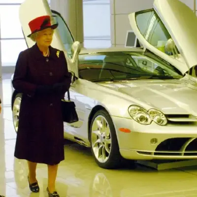 Un día como hoy: la Reina Isabel II inauguró la sede futurista de McLaren