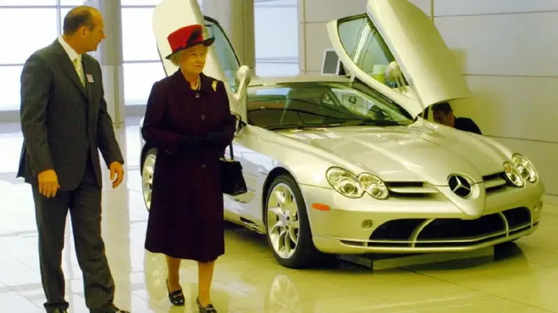 Un día como hoy: la Reina Isabel II inauguró la sede futurista de McLaren