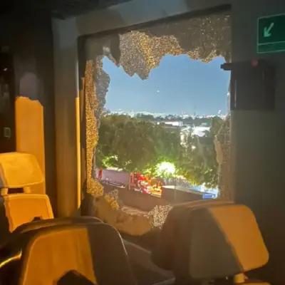 Una falla eléctrica en el Tren Suburbano hacia el AIFA dejó a pasajeros atrapados dentro de un convoy durante más de una hora entre Tlalnepantla y Fortuna | México Ahora Usuarios rompen ventana tras falla y encierro en Tren Suburbano al AIFA