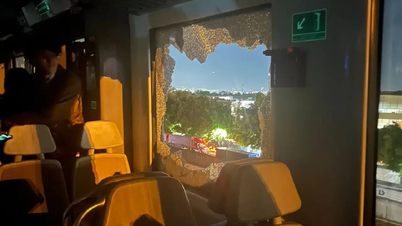 Una falla eléctrica en el Tren Suburbano hacia el AIFA dejó a pasajeros atrapados dentro de un convoy durante más de una hora entre Tlalnepantla y Fortuna | México Ahora Usuarios rompen ventana tras falla y encierro en Tren Suburbano al AIFA