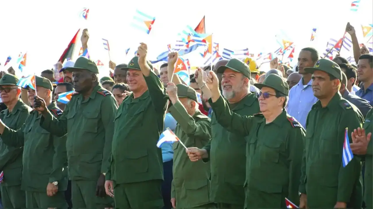 presidente de Cuba Miguel Díaz-Canel | México Ahora Group of uniformed soldiers in green fatigues raising flags at a crowded rally or celebration