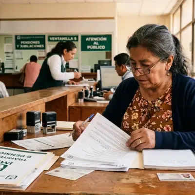 recalculo-pension-imss-ley-73-revision | México Ahora Pensionado IMSS revisando documentos de pensión Ley 73 en oficina del instituto