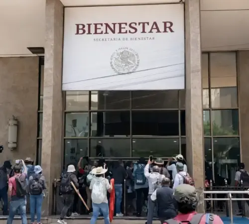 CNTE mantiene huelga nacional con bloqueos y exige reunión con Sheinbaum | México Ahora CNTE mantiene huelga nacional con bloqueos y exige reunión con Sheinbaum