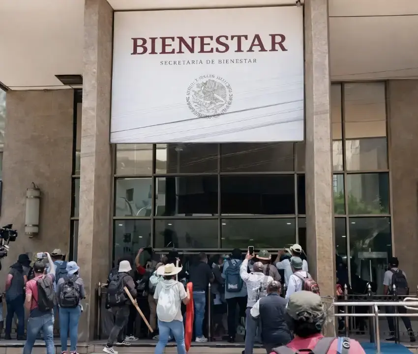 CNTE mantiene huelga nacional con bloqueos y exige reunión con Sheinbaum | México Ahora CNTE mantiene huelga nacional con bloqueos y exige reunión con Sheinbaum