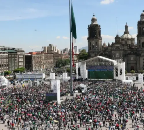 Personas_viendo_el_futbol_-_Zocalo_ | México Ahora FIFA Fan Fest