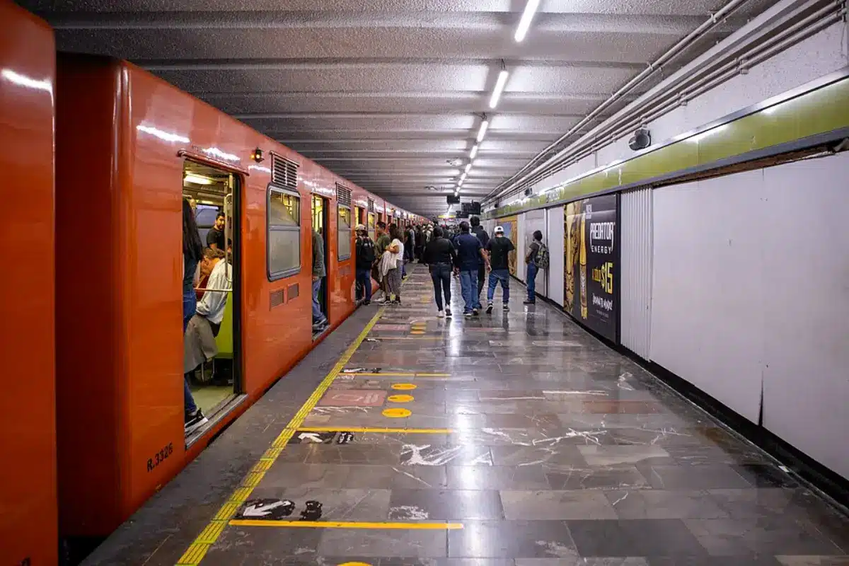 EstaciónHidalgoLínea3delMetroCiudadMéxico01 Manifestantes dañan candelabros y cámaras en estaciones del Metro CDMX | Manifestaciones Metro Hidalgo y Bellas Artes