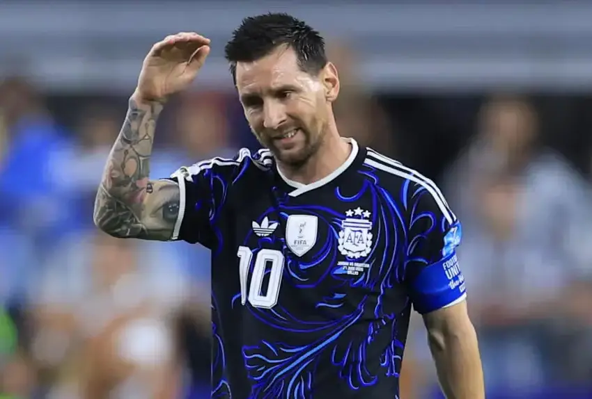 Messi 2026 Argentina vence a Inglaterra tras ir perdiendo y se mete a la gran final de la Copa Mundial | Lionel Messi in Argentinas blue jersey with number 10 saluting to the crowd on the pitch